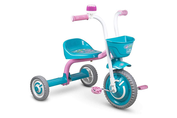 triciclo infantil azul com detalhes em lilás e cestinha na parte da frente