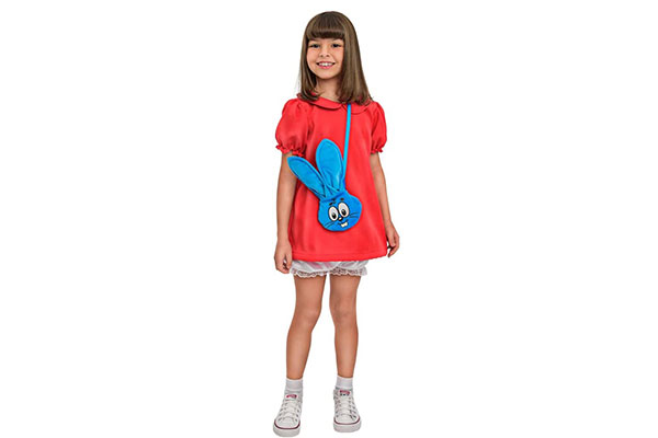 menina usando um vestido curto vermelho e uma bolsa em formato de coelho de pelúcia