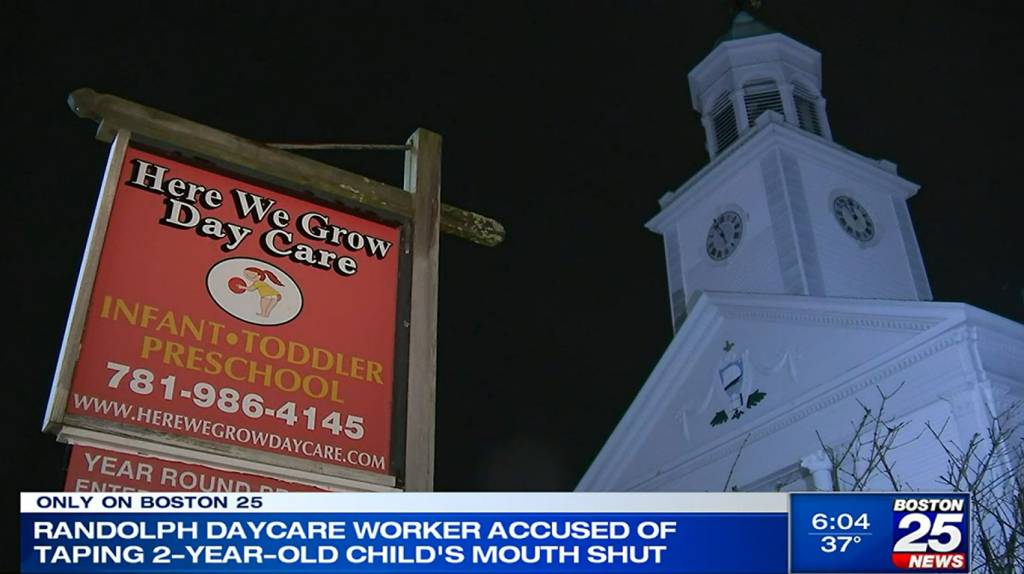 funcionária de creche acusada de calar criança com fita adesiva Printscreen de um vídeo do noticiário americano 25 News, em que aparece a placa da creche e a creche.