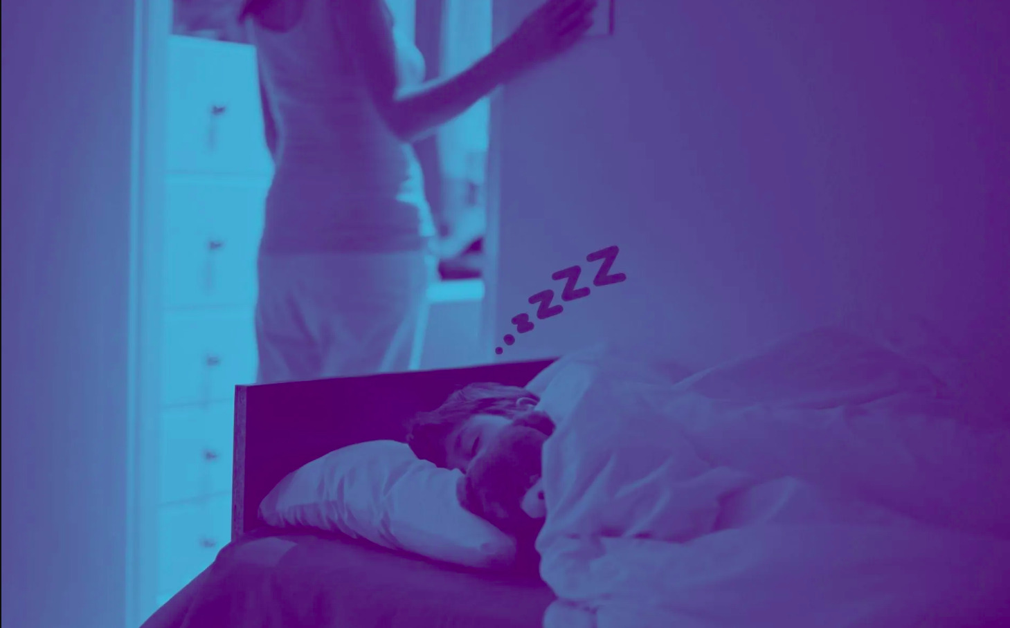 Na foto, criança dormindo na cama, coberta. No plano de fundo, uma mulher está apagando a luz e saindo pela porta. Há um filtro azul sobre a imagem, o que não permite ver as cores. Há uma ilustração de zzzz saindo da cabeça da criança.
