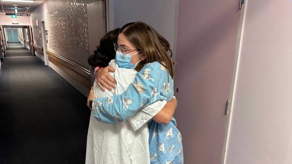 Mãe doa útero para filha em transplante pioneiro na Austrália