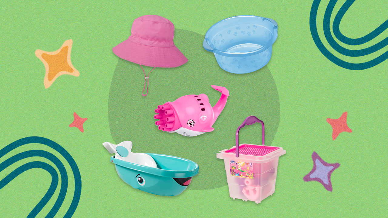chapéu, balde, máquina de fazer bolha de sabão, cesto e banheira infantil lado a lado em um fundo colorido