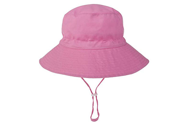 chapéu rosa de tecido mole. Na parte de baixo, um cordão para prender o acessório no pescoço da criança