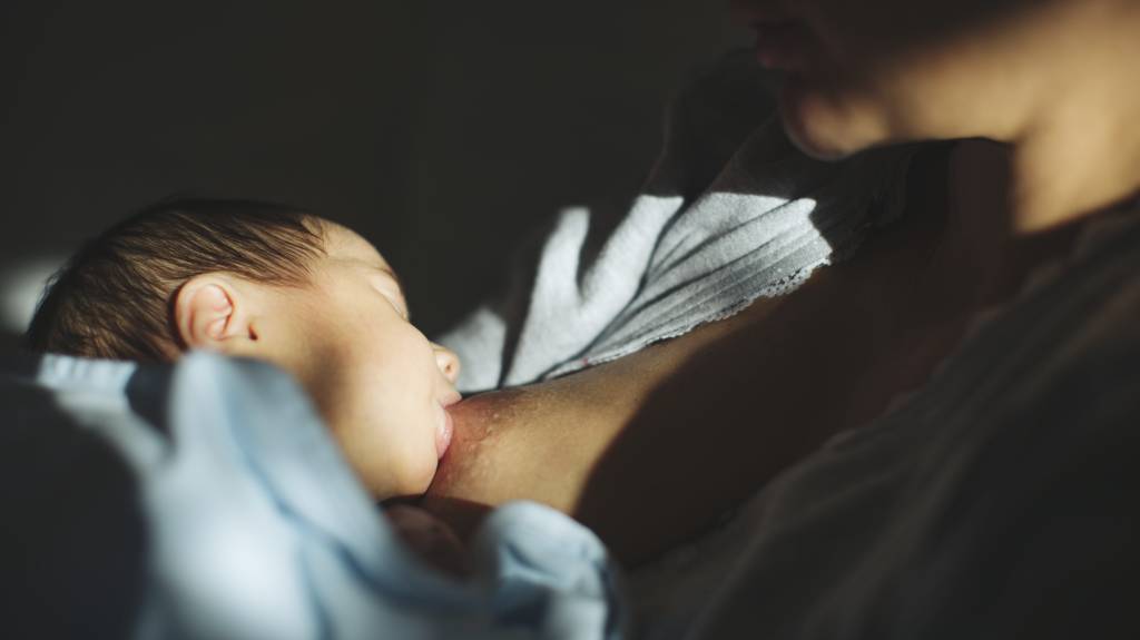 Amamentação segura: o que fazer para evitar engasgos do bebê