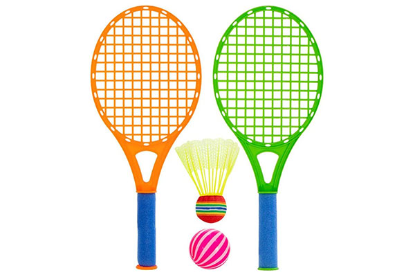 duas raquetes coloridas lado a lado. Entre elas, uma peteca