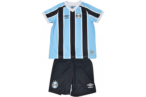 uniforme formado por bermuda preta e camisa com listras verticais azuis, pretas e brancas