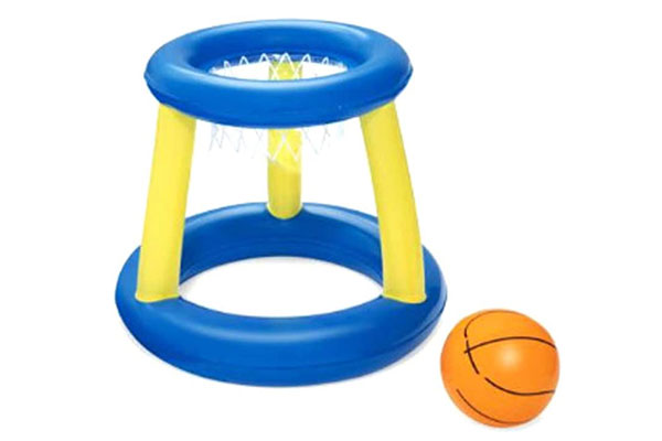 cesta de basquete com estrutura plástica, semelhante a de uma boia. Ao lado, uma pequena bola de basquete