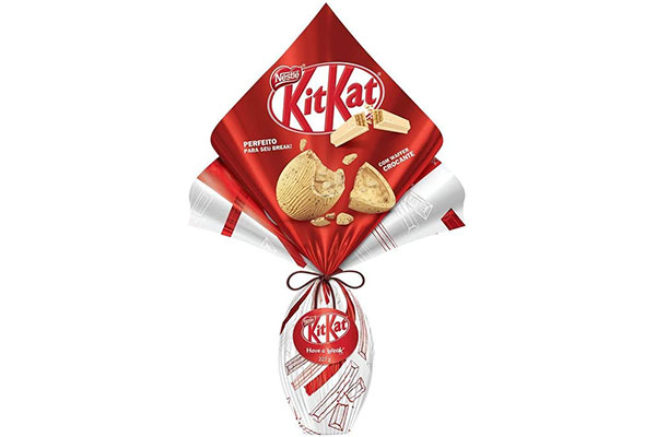 chocolate em forma de ovo embalado em um plástico vermelho e branco em que se lê "KitKat"