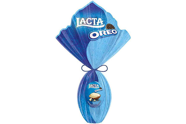 chocolate em forma de ovo envolto em um plástico azul em que se lê "Lacta Oreo"