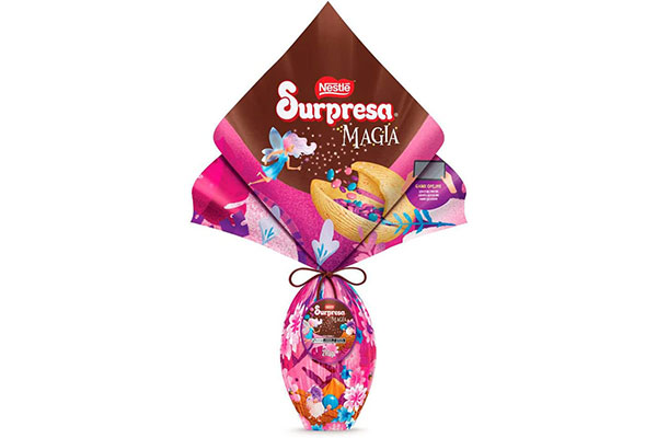 ovo de Páscoa infantil com desenhos de confetes de chocolates coloridos e fadas
