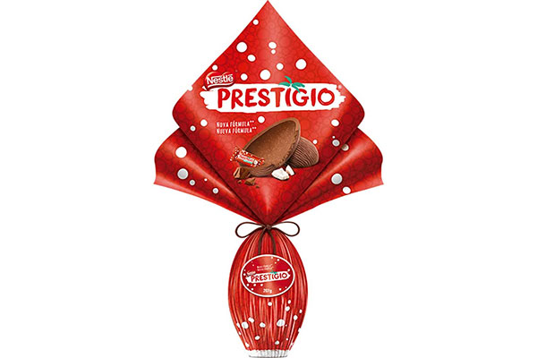 chocolate em forma de ovo envolto em um plástico vermelho e branco em que se lê "Prestígio"