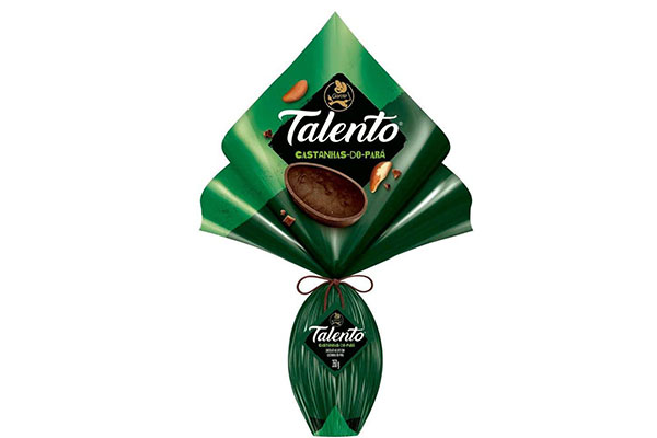 chocolate em forma de ovo embalado em um plástico verde e marrom em que se lê "Talento"