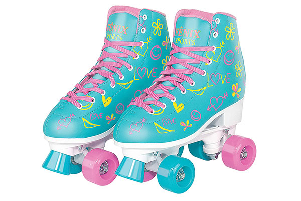 par de patins azuis com cadarços em rosa e estampas coloridas