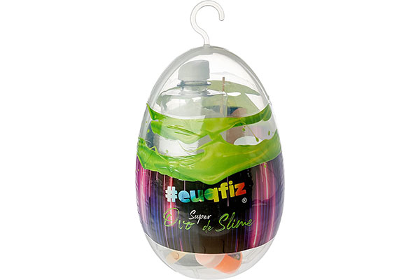 embalagem plástica e transparente em forma de ovo com rótulo colorido. Dentro dela há outras embalagens plásticas