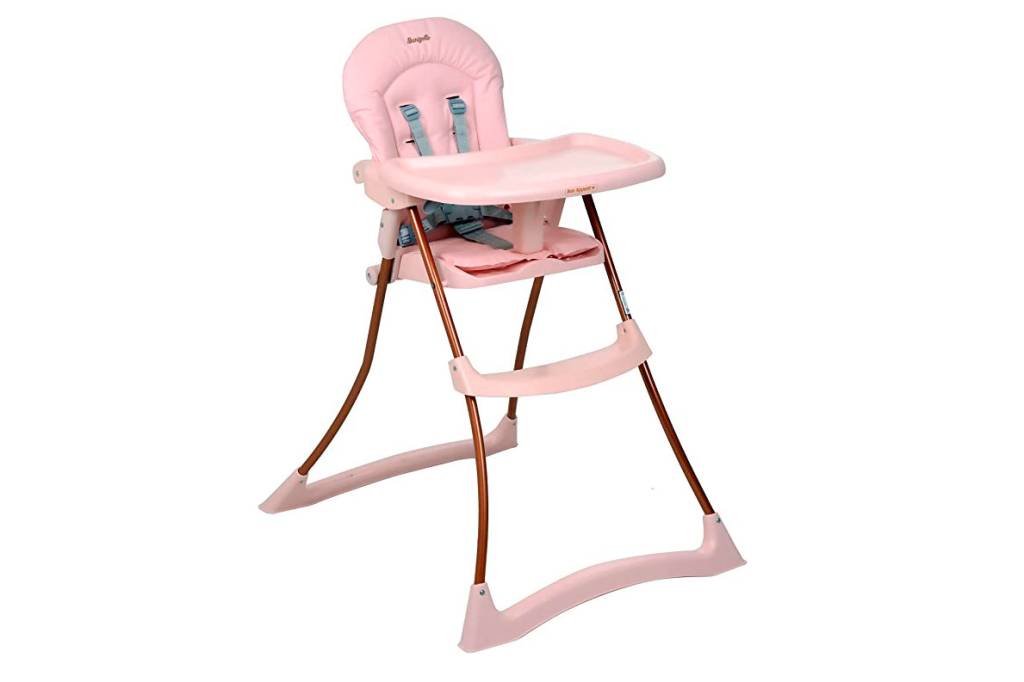 Cadeira de alimentação infantil toda rosa, até os pés.