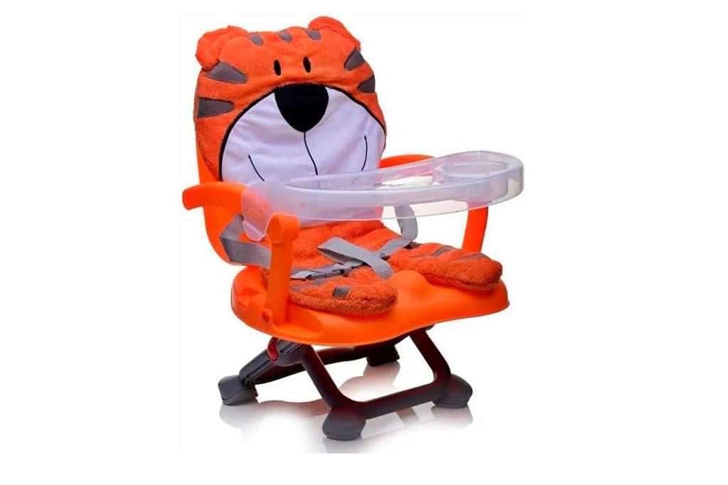 Cadeira portátil de alimentação com cara e estampa de tigre no encosto. É laranja.