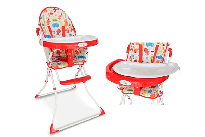 Cadeira de alimentação infantil vermelha e branca, o assento e encosto têm estampas coloridas, com predomínio do vermelho.