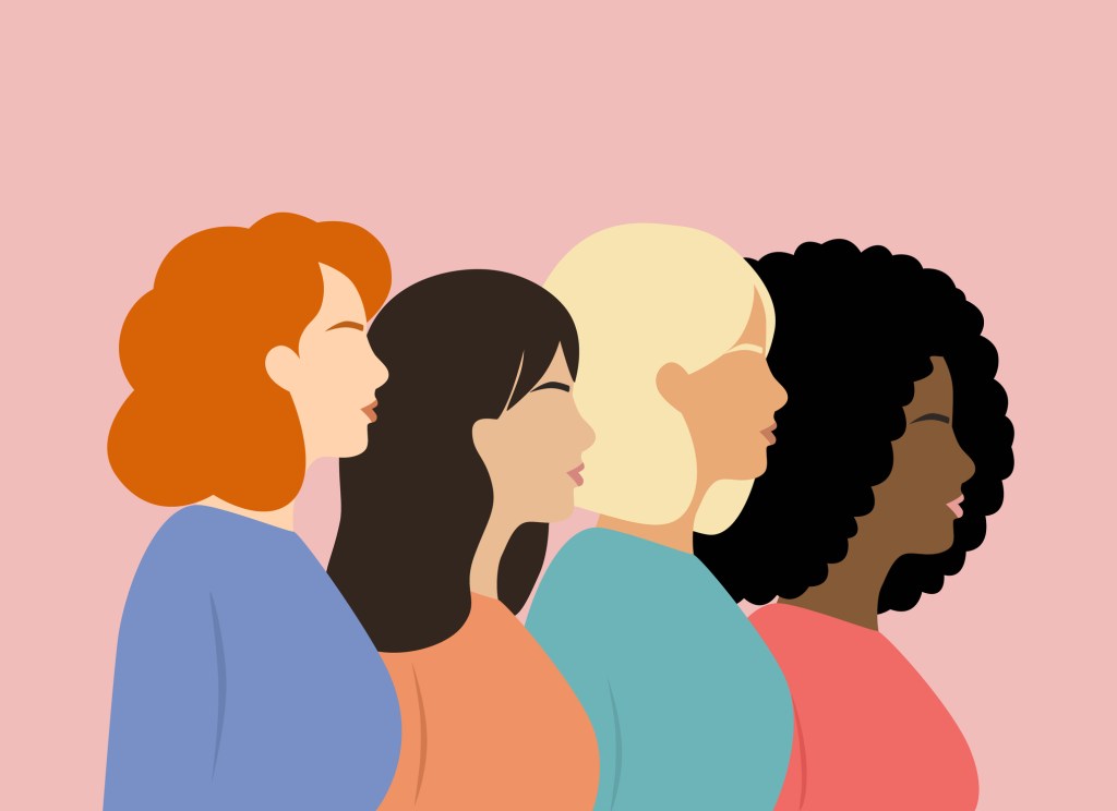 Ilustração de 4 mulheres de perfil, uma ao lado da outra. A primeira é ruiva, a segunda morena, a terceira loira e a quarta é negra. Cada uma veste uma camiseta de uma cor. O fundo é rosa.