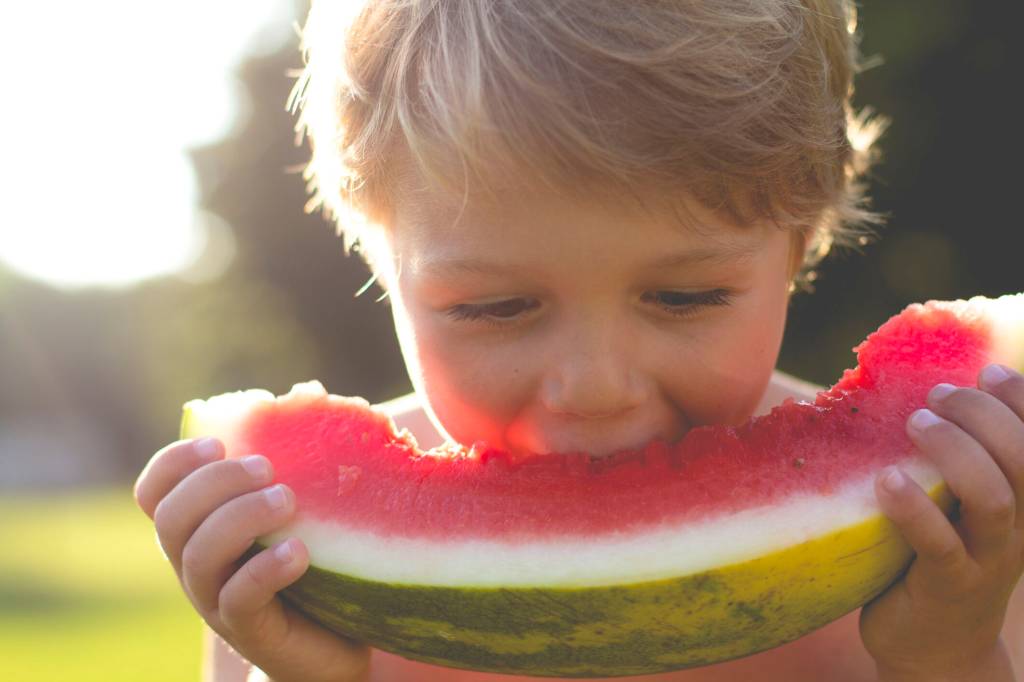 Mindful eating: como ensinar a criança a comer com atenção às sensações