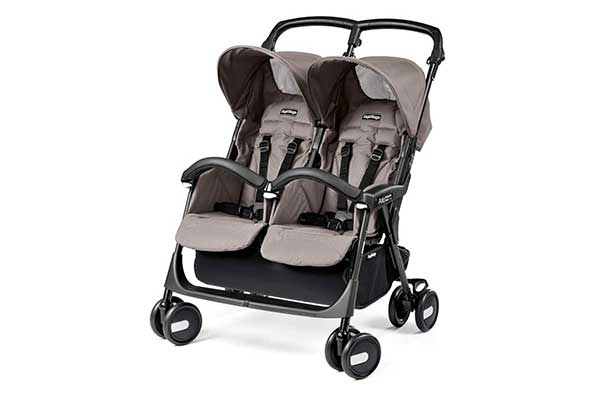 carrinho de bebê com assento duplo e quatro rodas