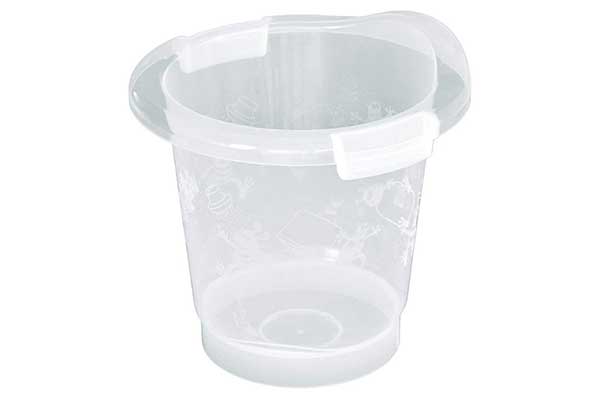 banheira plástica infantil e transparente em formato de balde