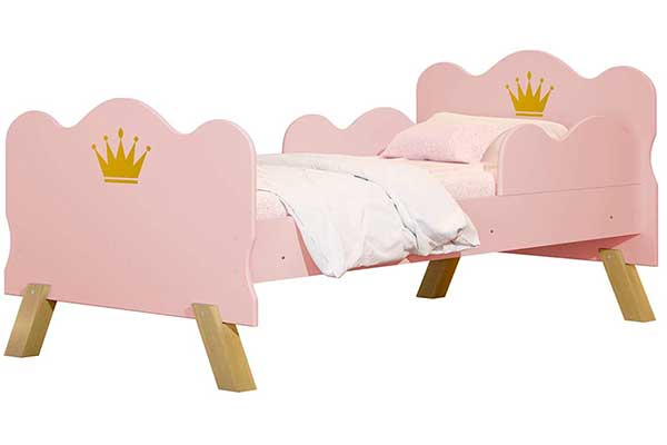cama infantil baixa e com laterais elevadas. Ela é rosa e tem desenhos de coroa na cabeceira e na área dos pés
