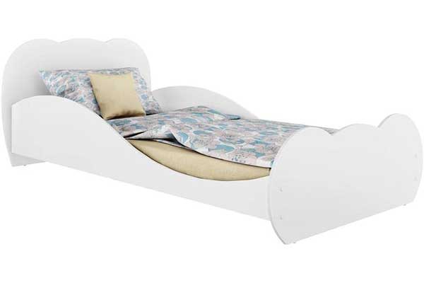 cama infantil baixa e com laterais elevadas. Ela é branca e tem a cabeceira e a área dos pés em formato de nuvem