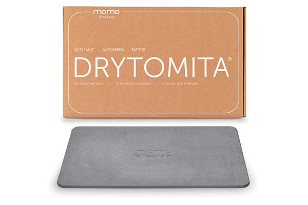 Drytomita-Tapete-para-banheiro-antiderrapante acima, uma caixa. Abaixo, um tapete de formato retangular