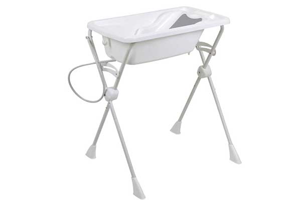 Kit-banho-e-cuidados-higiênicos-do-bebê-Aqcua-Madeiranit banheira infantil plástica em cima de um suporte cujas pernas formam duas letras X