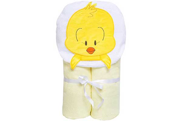 toalha de banho infantil enrolada e com o capuz. com estampa de pintinho, a mostra