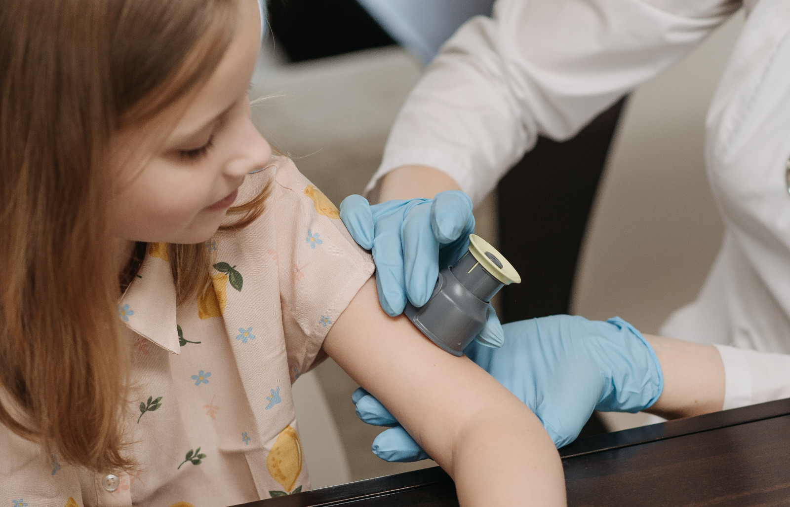 crian&ccedil;a medindo glicemia