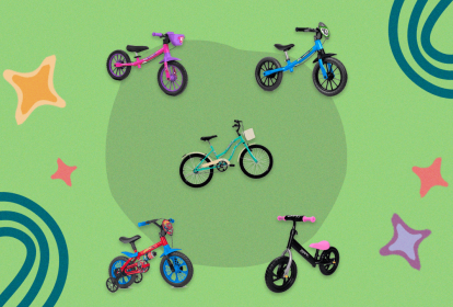 Montagem com cinco bicicletas sobre fundo verde