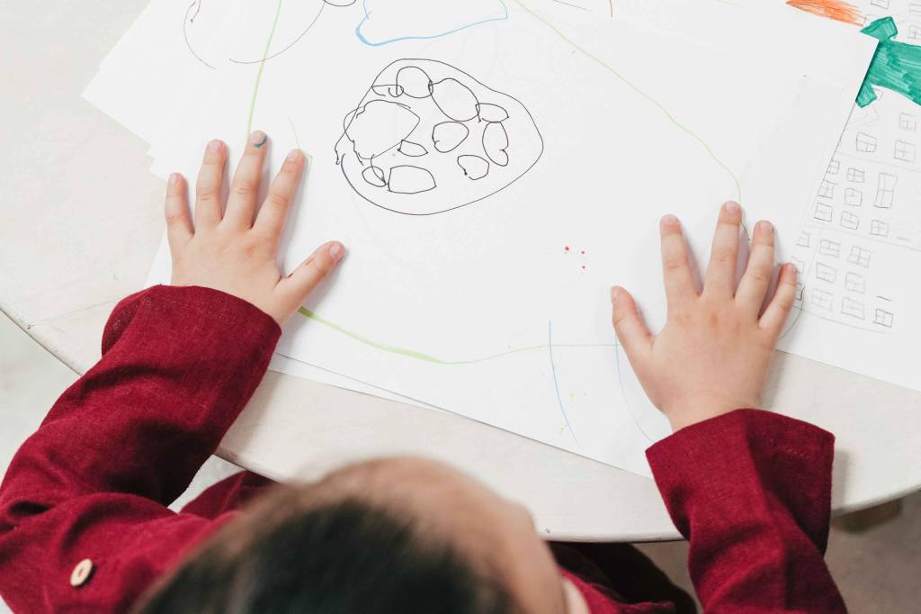 6 atividades para a criança reaproveitar papéis rabiscados