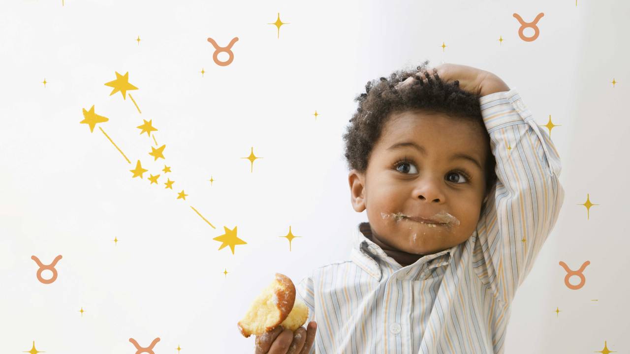 garotinho comendo um bolo. Uma das mãos dele está na cabeça e sua boca está suja