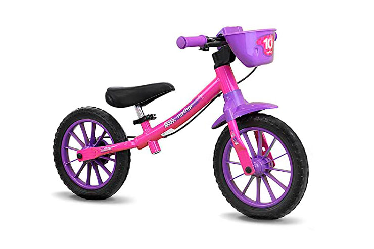Bicicleta infantil rosa e roxo, sem pedais e com cestinha