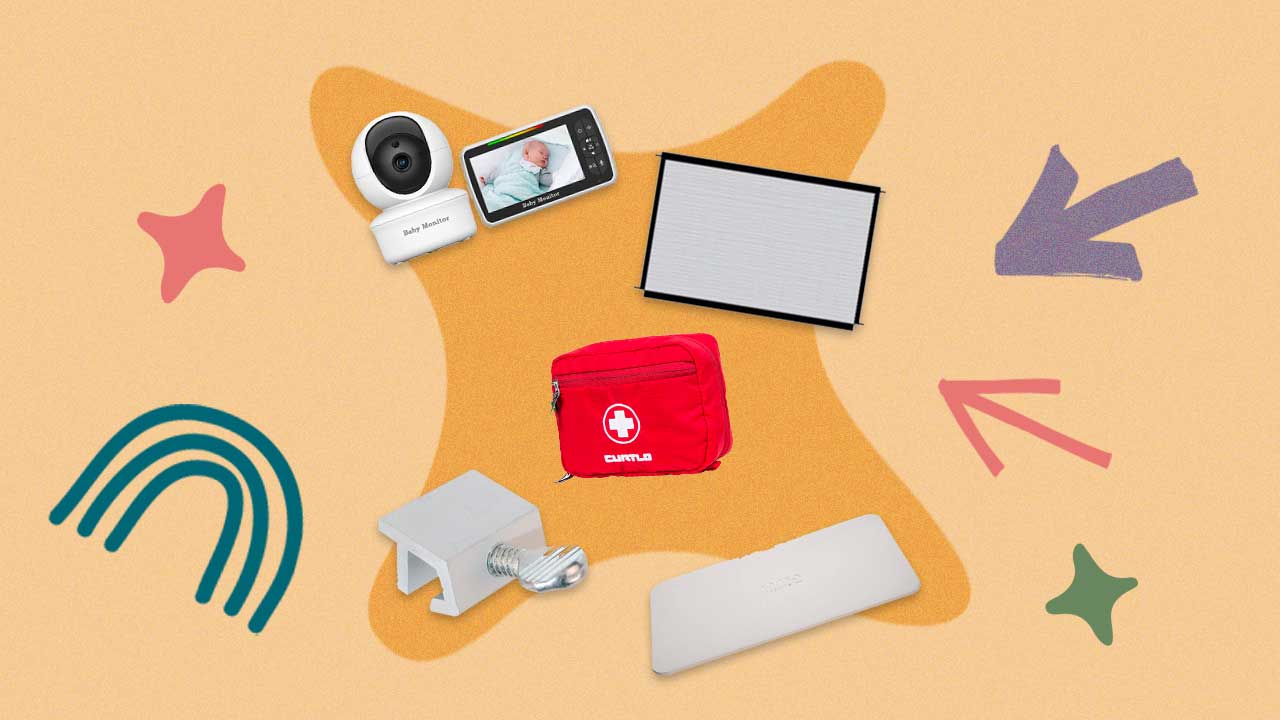 babá eletrônica, tela de proteção, bolsa de primeiro socorros, protetor de janela e tapete dispostos em um fundo colorido