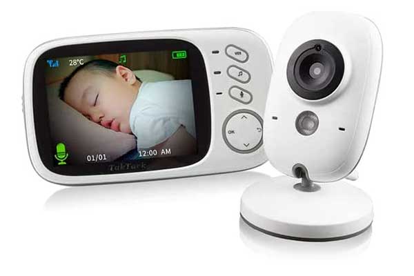 câmera retangular pequena posicionada ao lado de um pequeno monitor onde há a imagem de um bebê dormindo