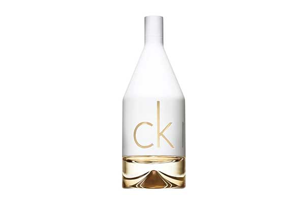 frasco de vidro de perfume em forma de garrafa. Na base, há um detalhe que imita um líquido dourado