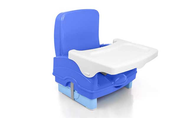 cadeira plástica pequena para ser colocada sobre uma cadeira comum. Vem com mesa removível