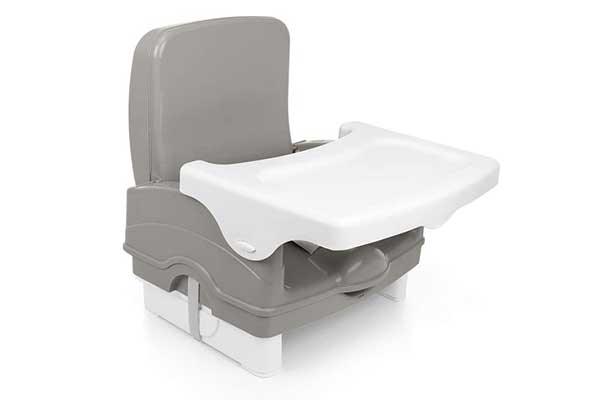 cadeira plástica pequena para ser colocada sobre uma cadeira comum. Vem com mesa removível