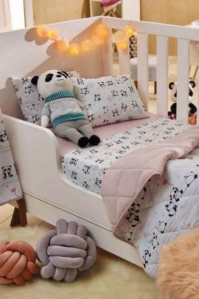 quarto infantil com foco na cama e no lençol