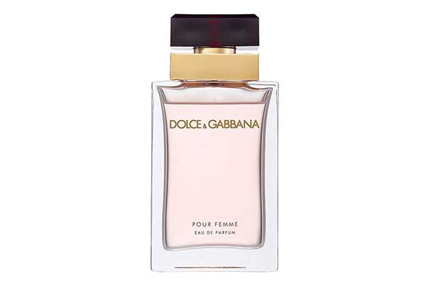 frasco de perfume retangular e transparente, com líquido rosado dentro