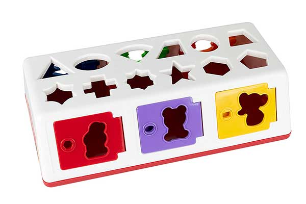 brinquedo em forma de caixa com imagens de várias figuras vazadas