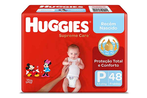 pacote de fralda retangular vermelho com a imagem de um bebê usando apenas fralda