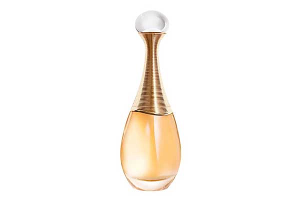 frasco de vidro de perfume em forma de garrafa com a parte superior mais estreita, envolta em uma espécie de arame dourado. A tampa é redonda