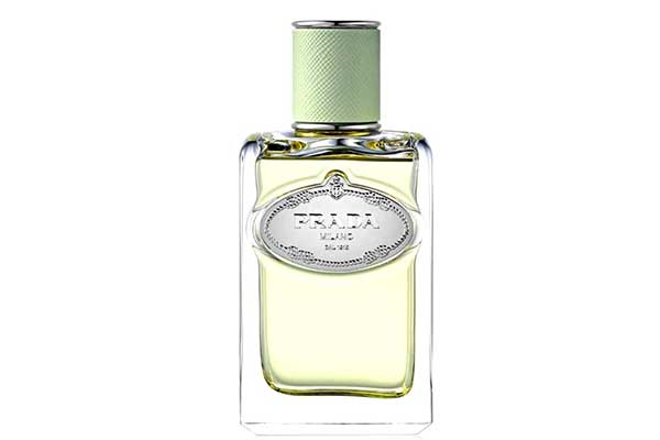 frasco de perfume retangular e transparente, com líquido esverdeado dentro