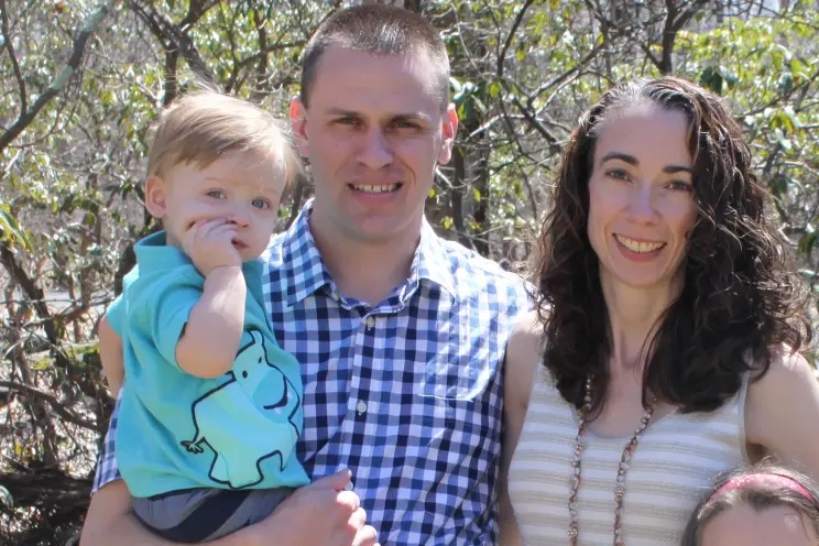 Em livro, mãe fala de perda do filho após o pai esquecer o bebê no carro