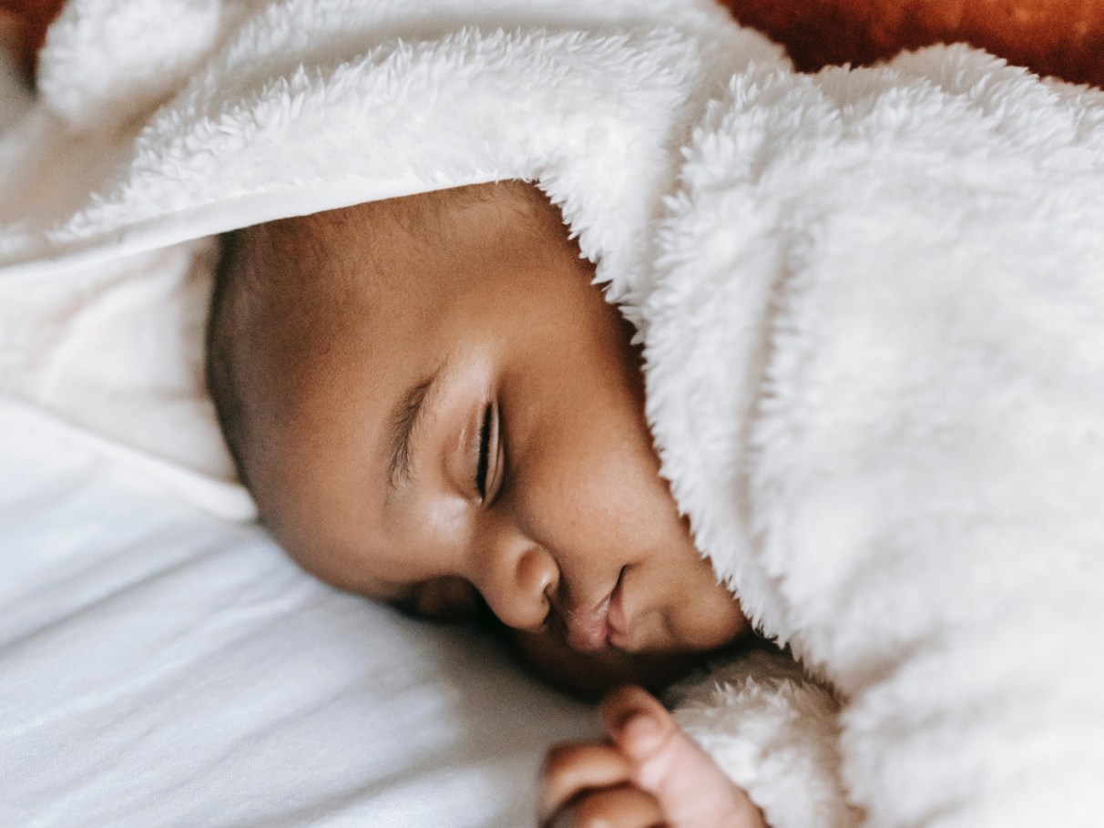 Por que os bebês sorriem enquanto dormem?
