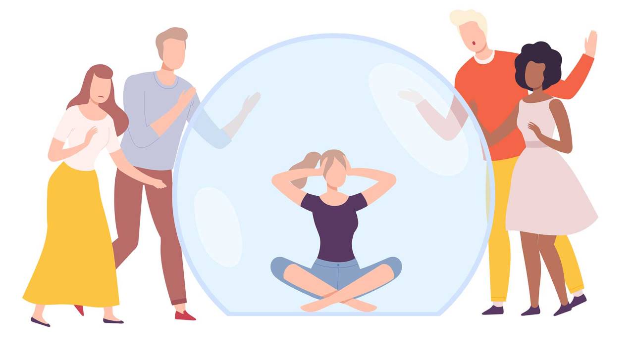 ilustração de uma mulher sentada dentro de uma bolha, tampando os ouvidos com as mãos. Fora, há pessoas olhando para ela
