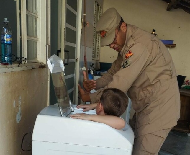 Bombeiros resgatam criança presa em máquina de lavar em Posse